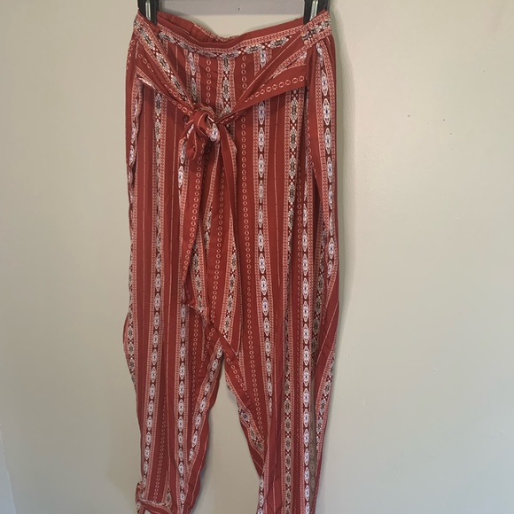 SHEIN Red Belted Geo Print Split Hem Pants #158 - Picture 3 of 9